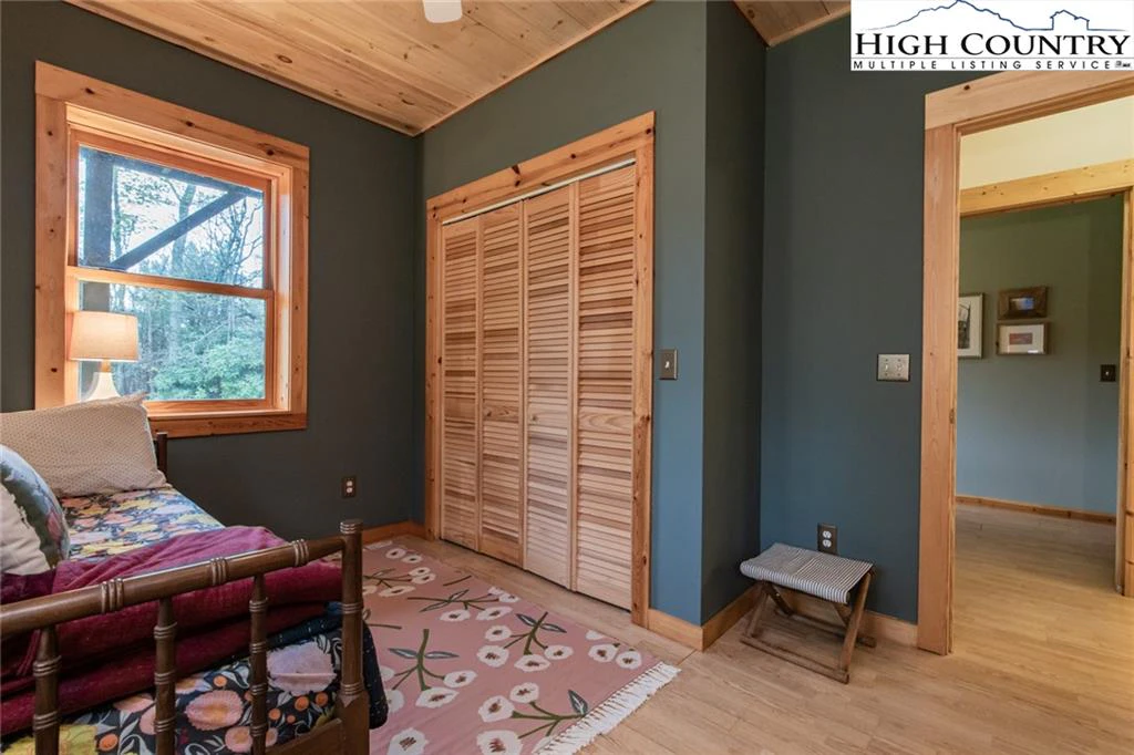 Image number 2 for the current listing