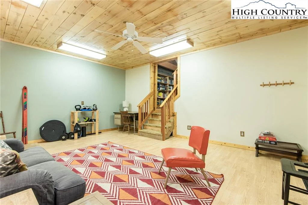 Image number 17 for the current listing