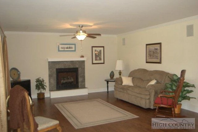Image number 14 for the current listing