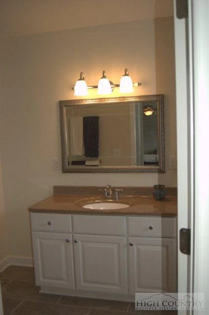 Image number 4 for the current listing