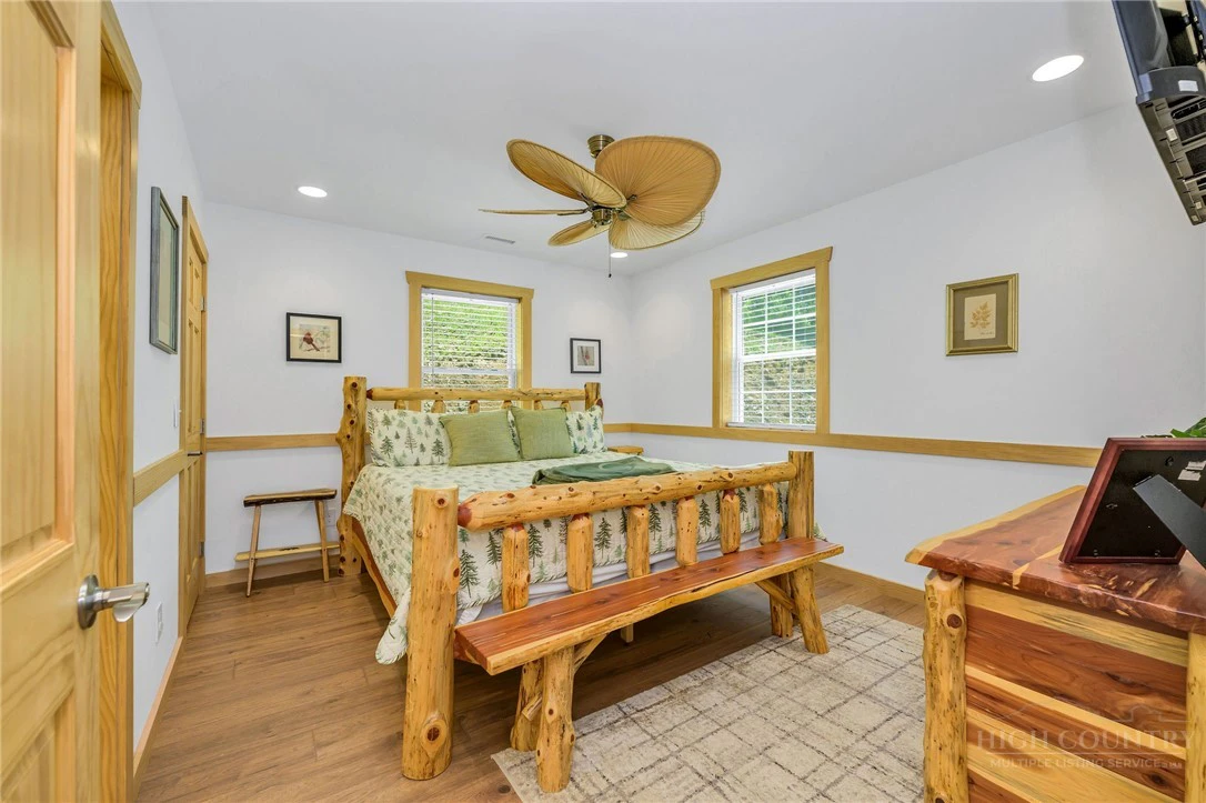 Image number 16 for the current listing
