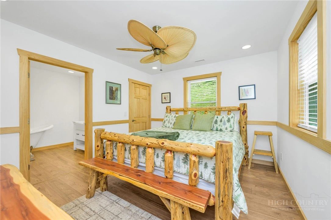 Image number 17 for the current listing
