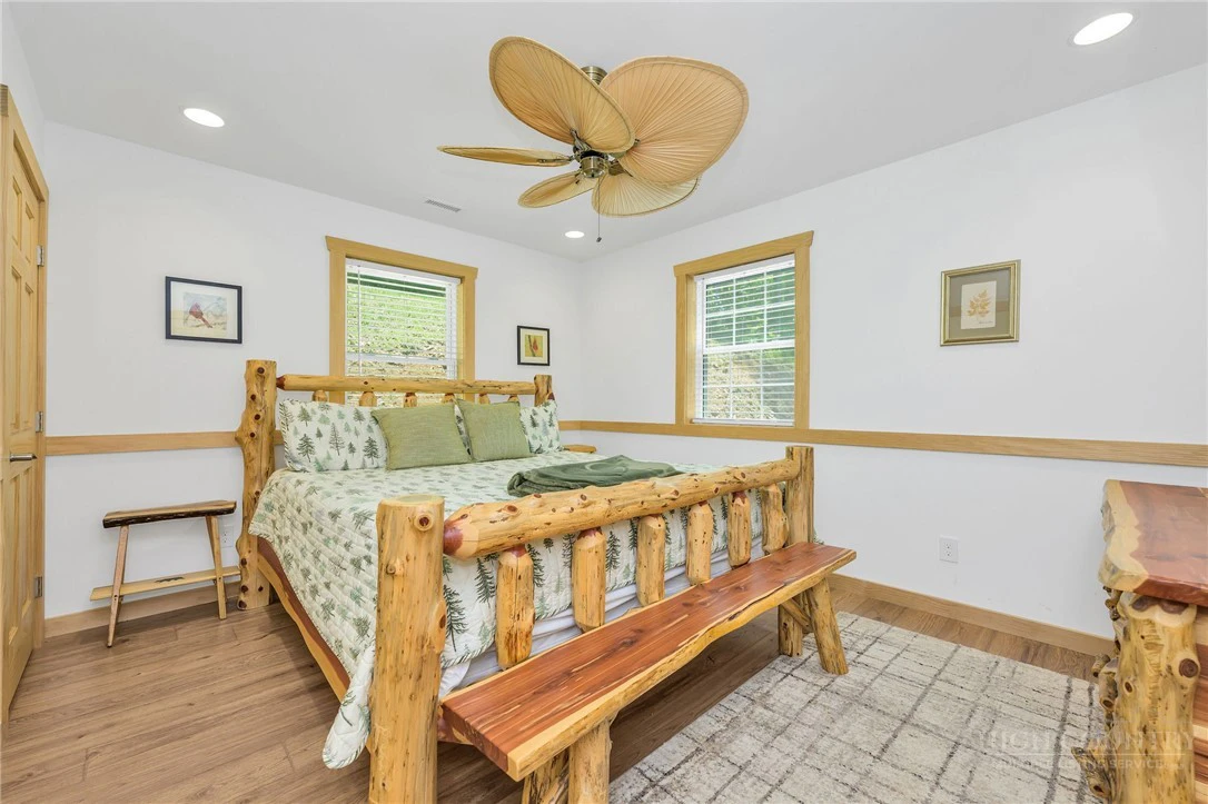 Image number 18 for the current listing