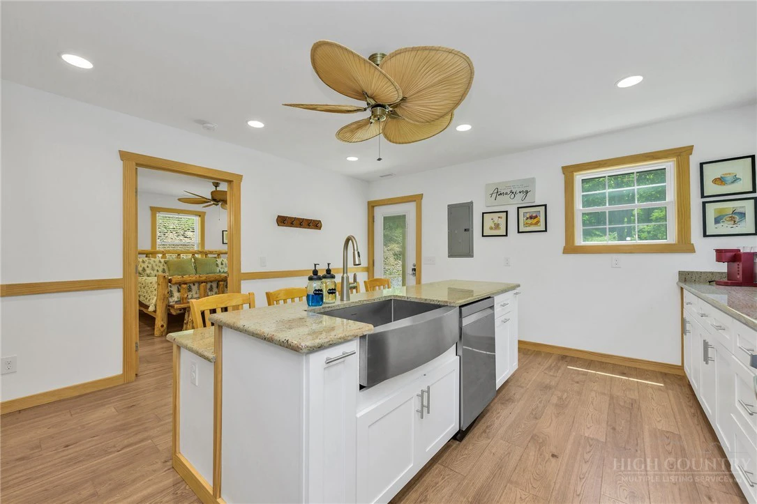 Image number 9 for the current listing