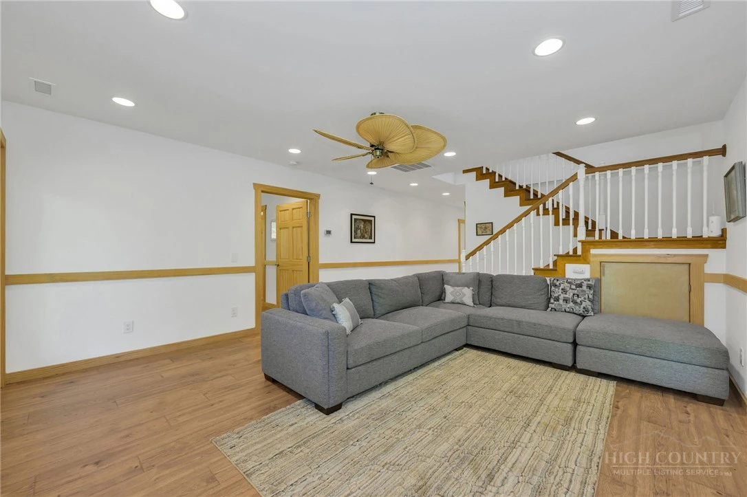 Image number 13 for the current listing