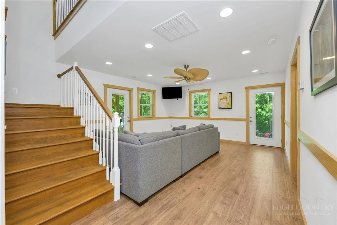 Image number 12 for the current listing