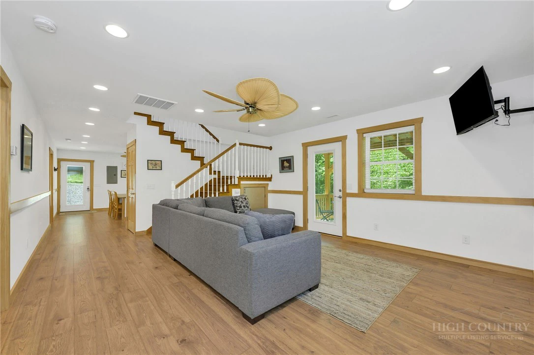Image number 14 for the current listing