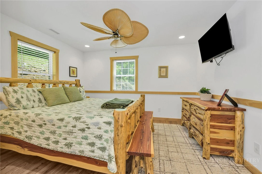 Image number 15 for the current listing