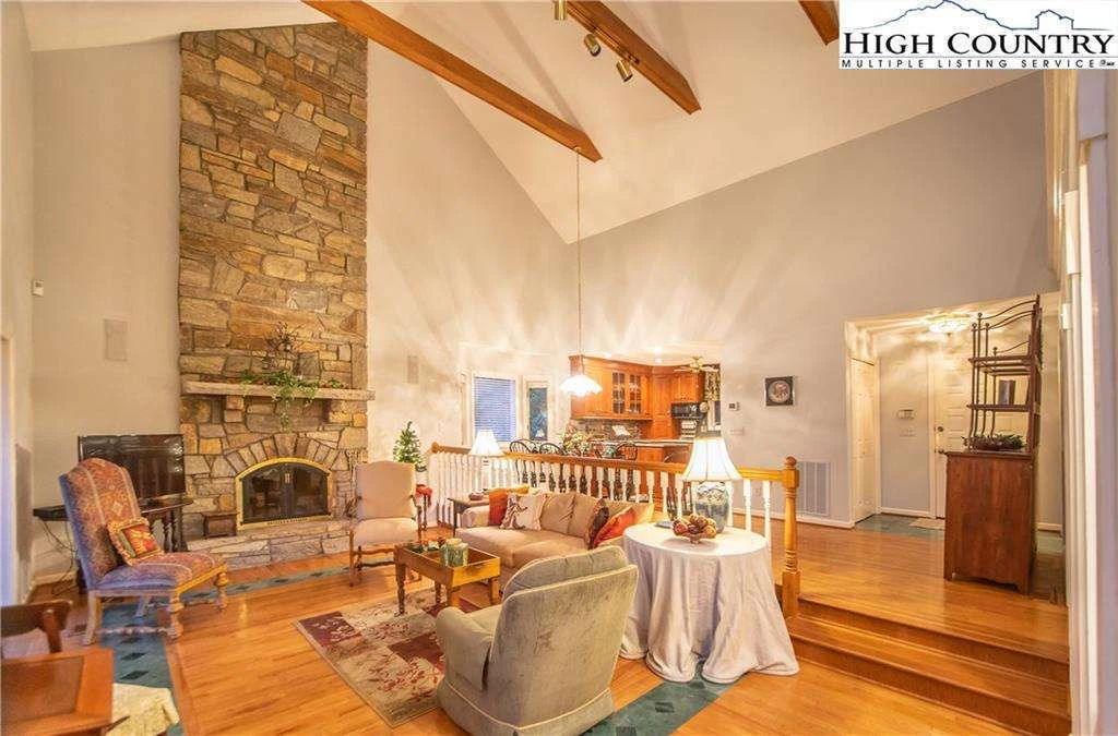 Image number 1 for the current listing