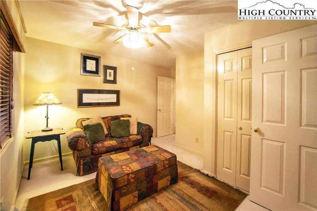 Image number 19 for the current listing