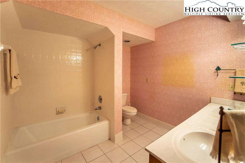 Image number 3 for the current listing