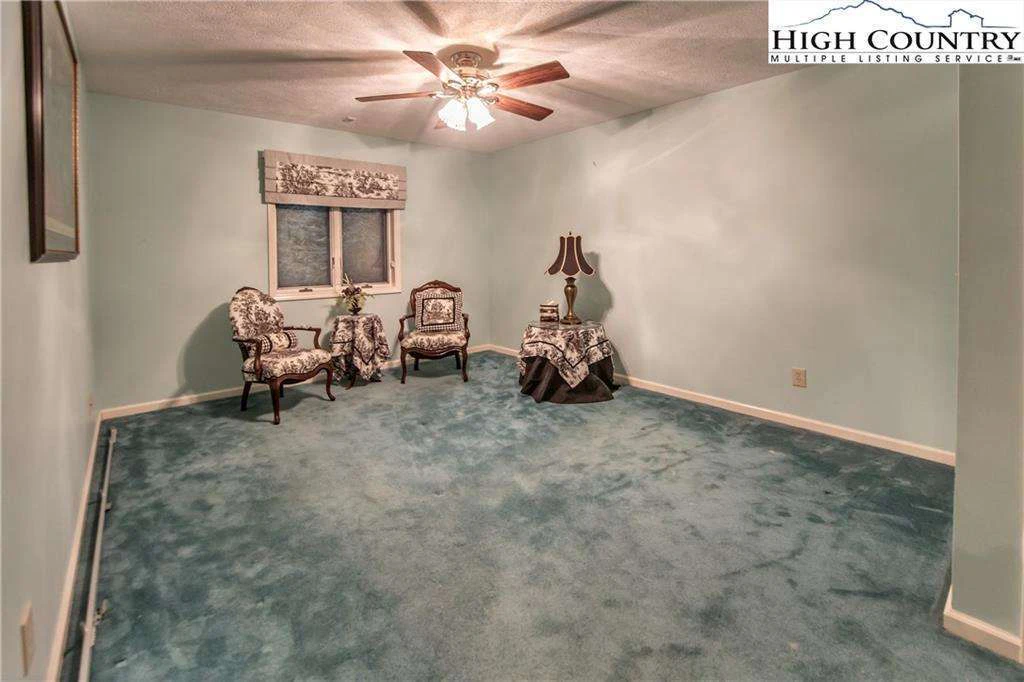 Image number 4 for the current listing