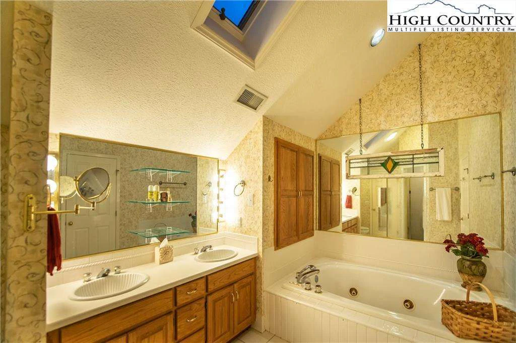 Image number 7 for the current listing