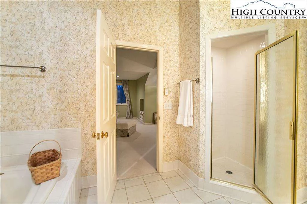 Image number 8 for the current listing