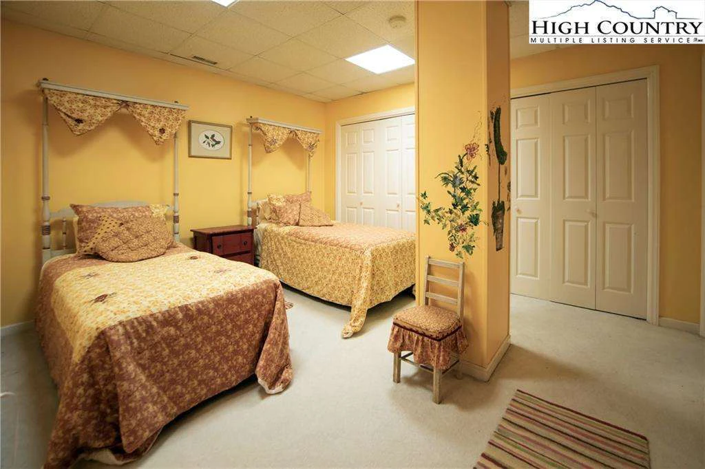 Image number 2 for the current listing
