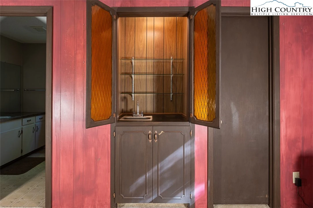 Image number 9 for the current listing