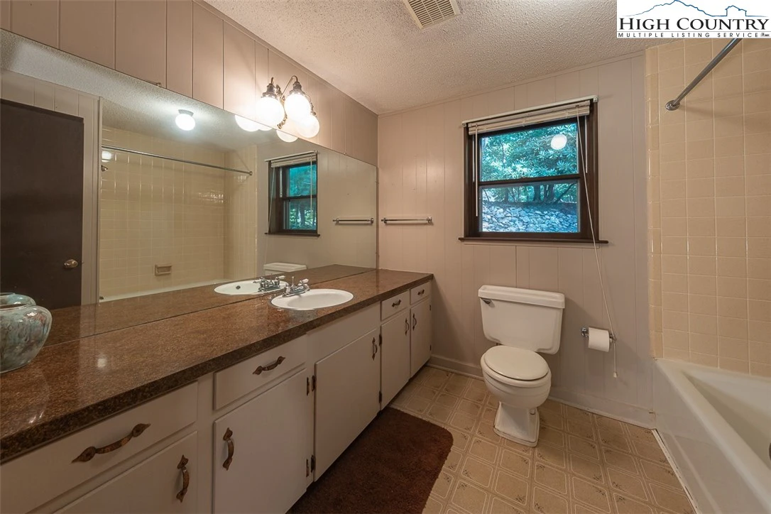 Image number 8 for the current listing