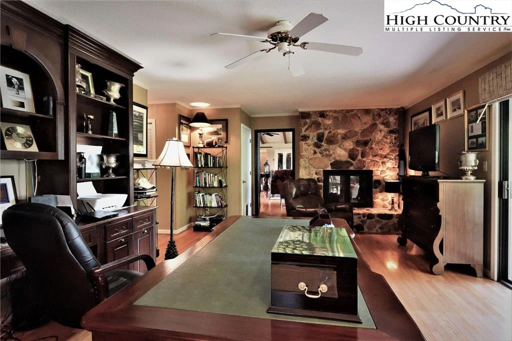 Image number 19 for the current listing
