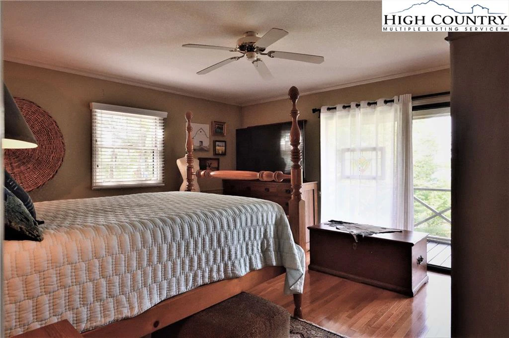 Image number 2 for the current listing