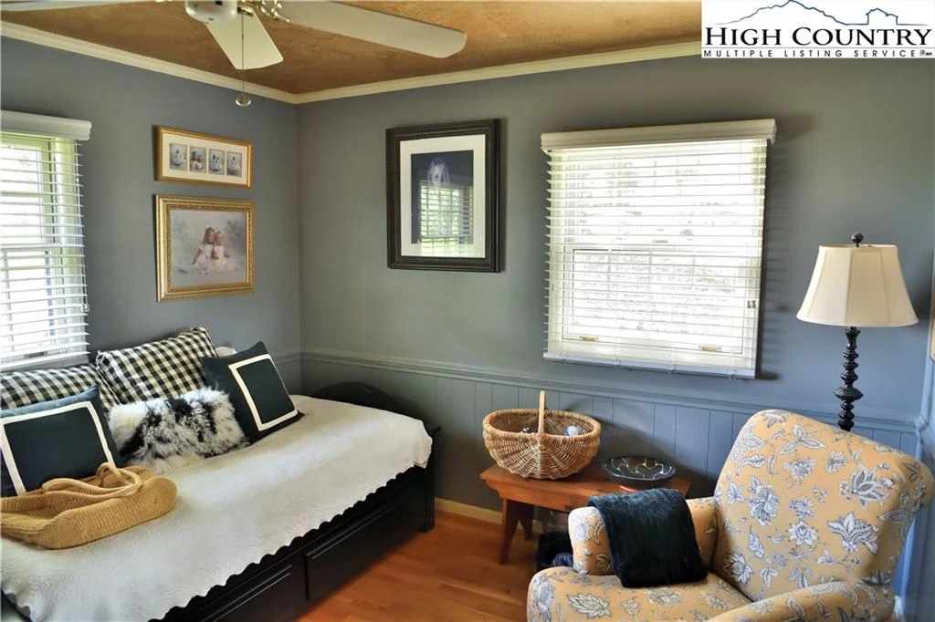 Image number 11 for the current listing