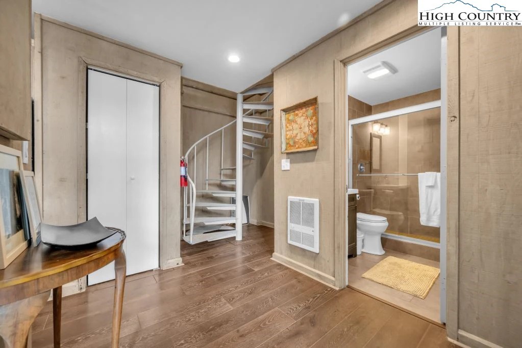 Image number 7 for the current listing