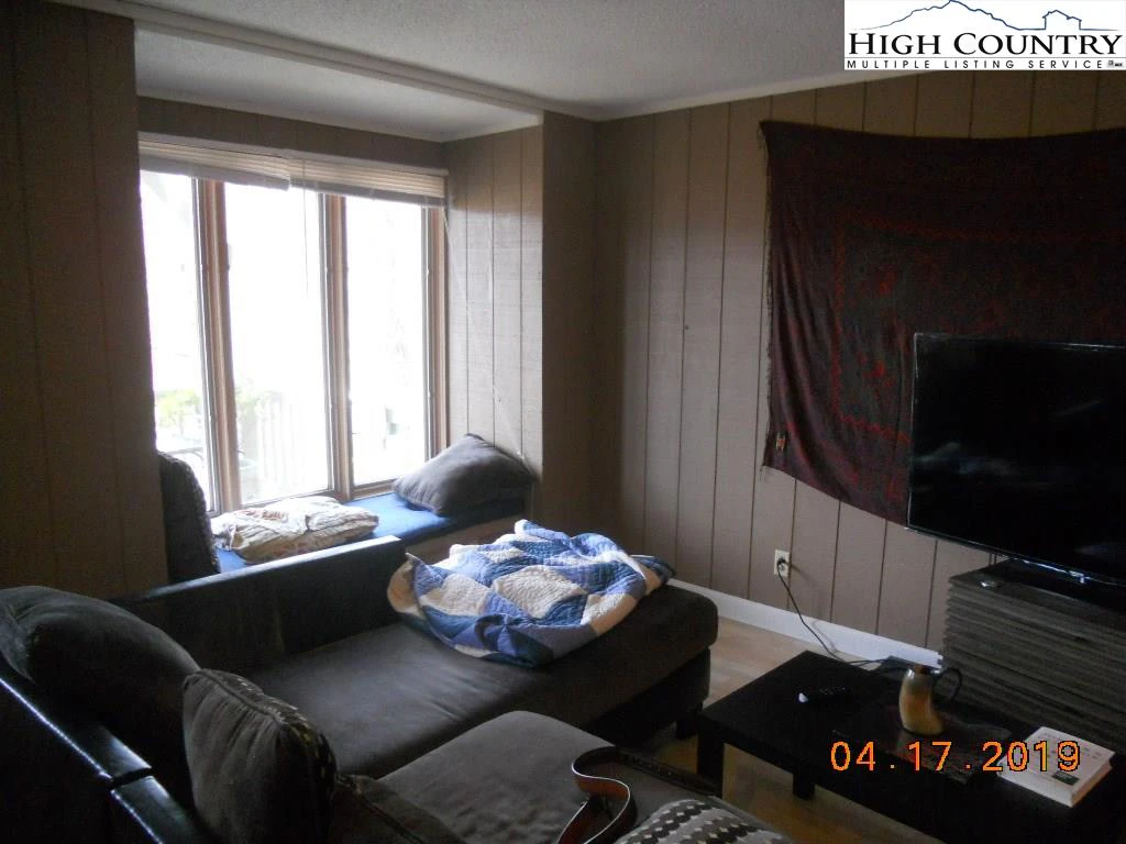 Image number 11 for the current listing
