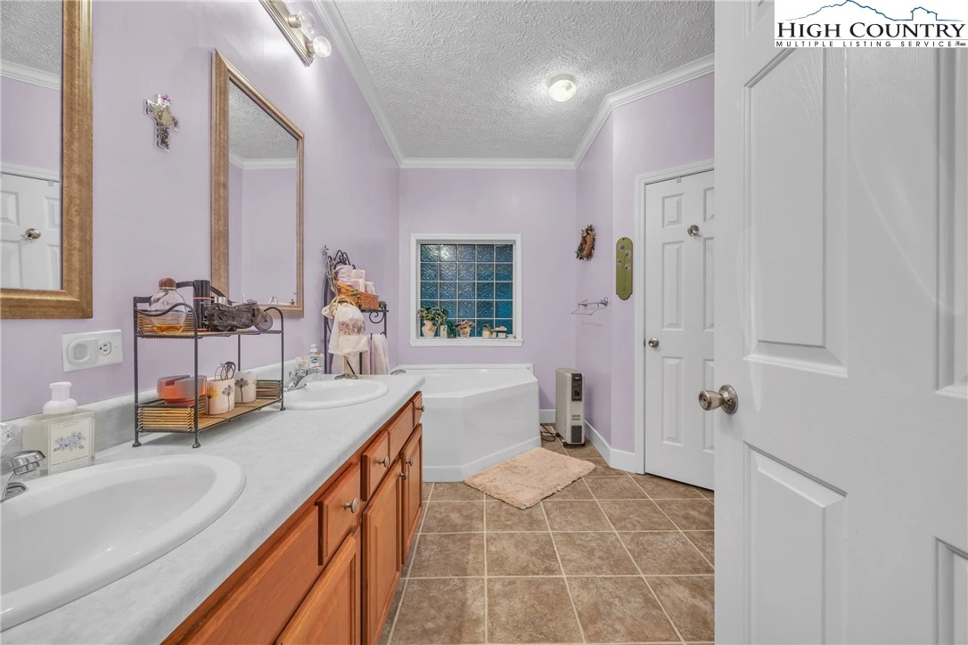 Image number 3 for the current listing