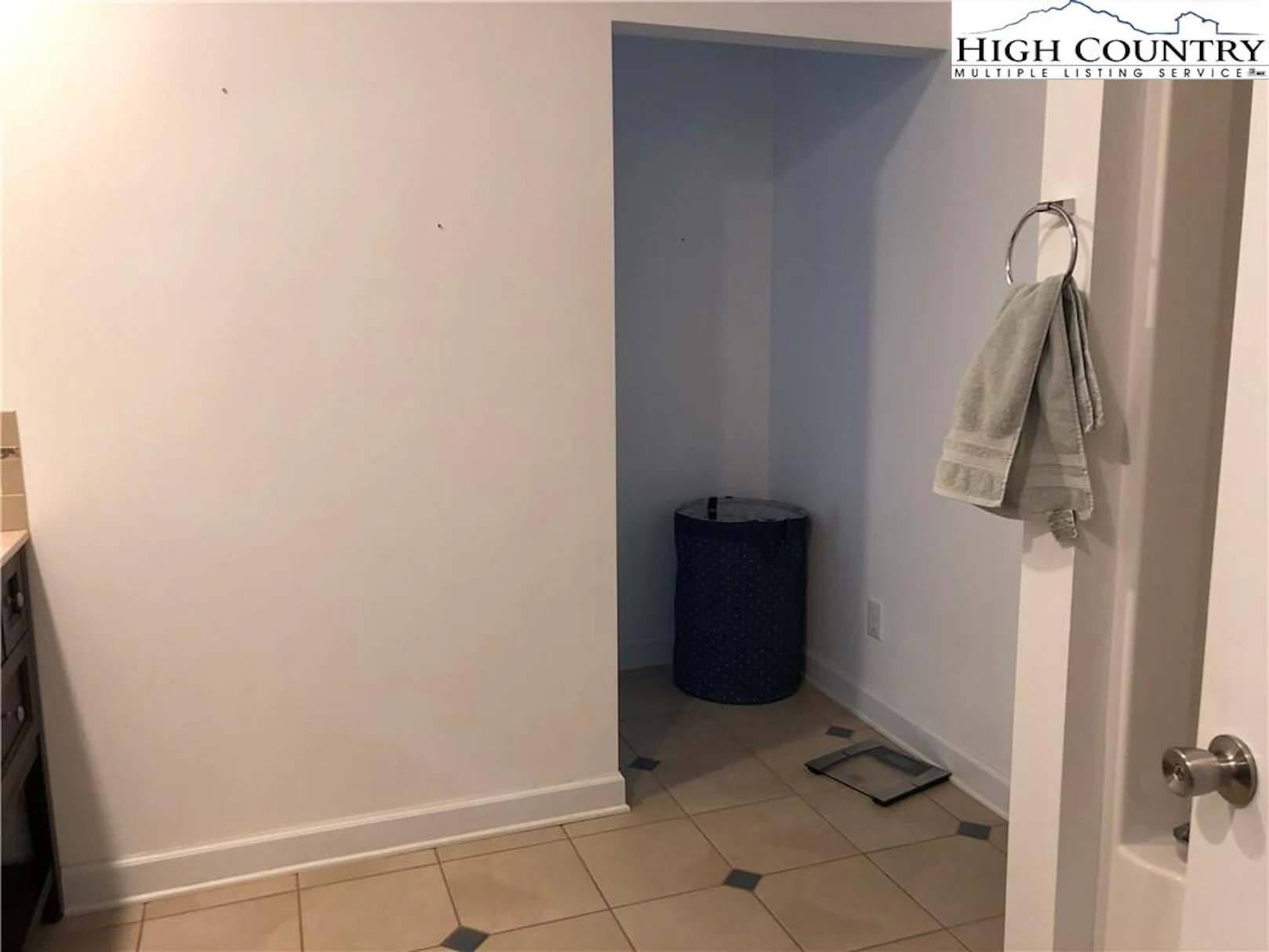 Image number 2 for the current listing