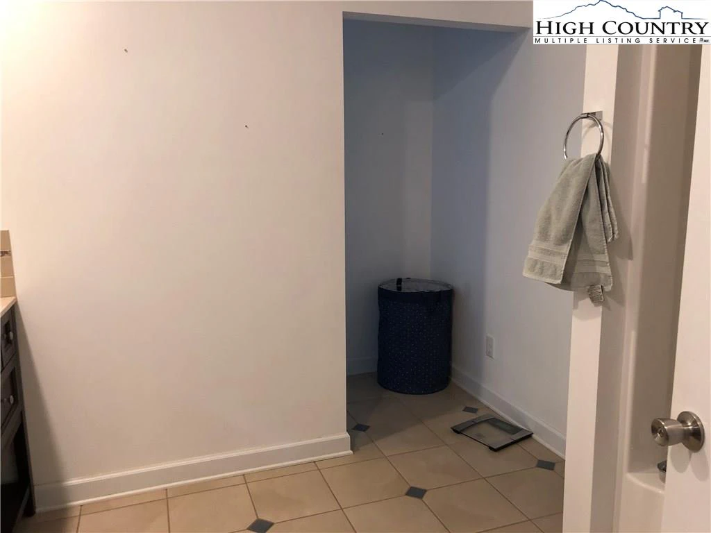 Image number 2 for the current listing