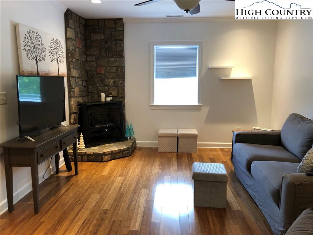 Image number 16 for the current listing