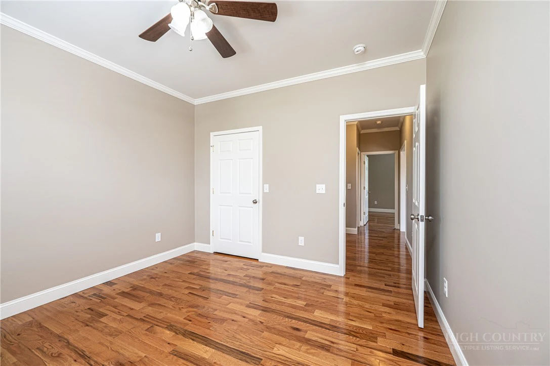 Image number 4 for the current listing
