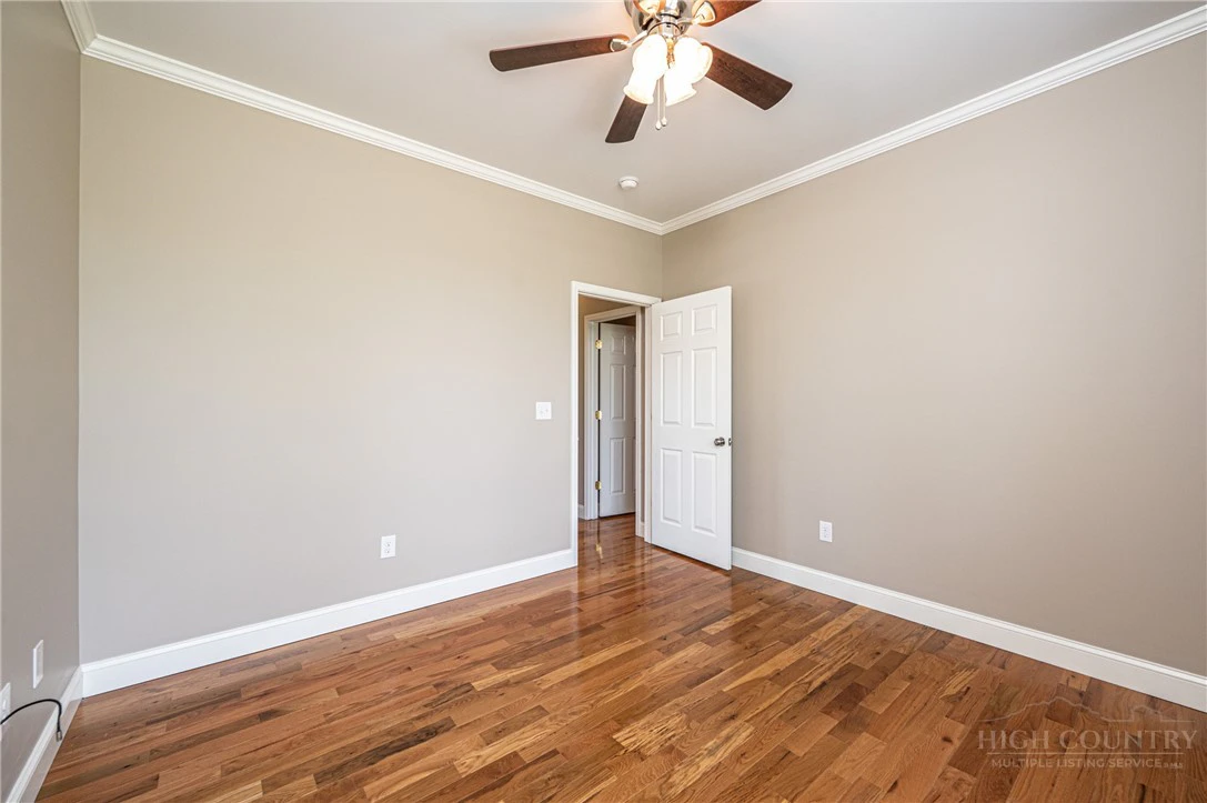 Image number 5 for the current listing