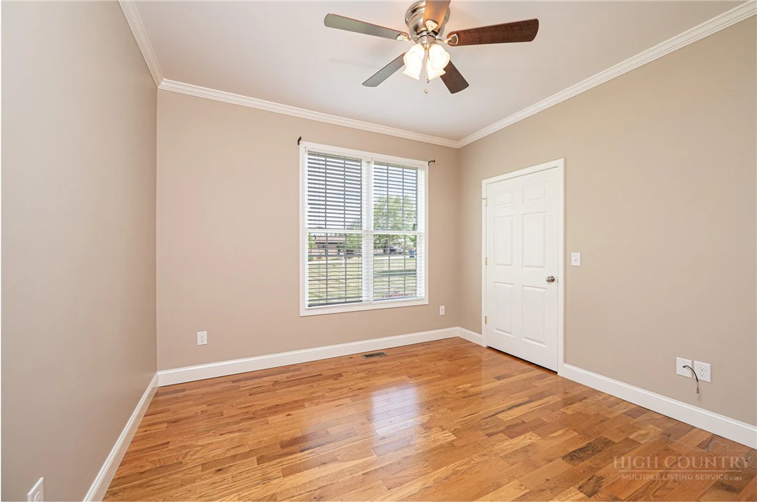 Image number 9 for the current listing