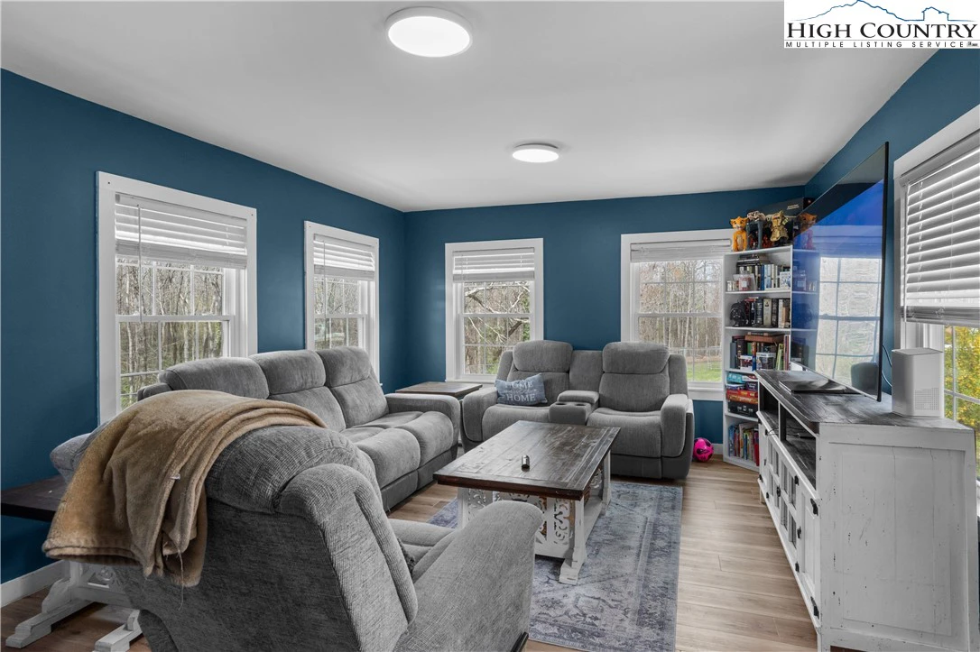 Image number 1 for the current listing