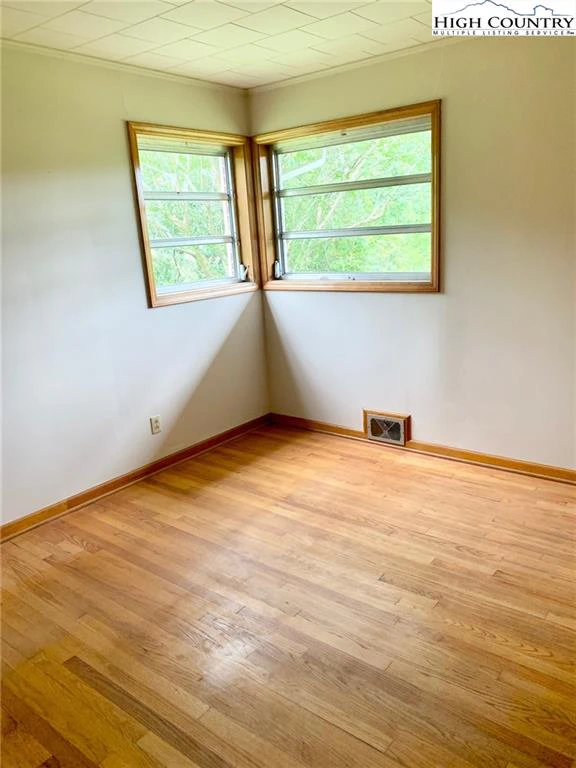 Image number 8 for the current listing