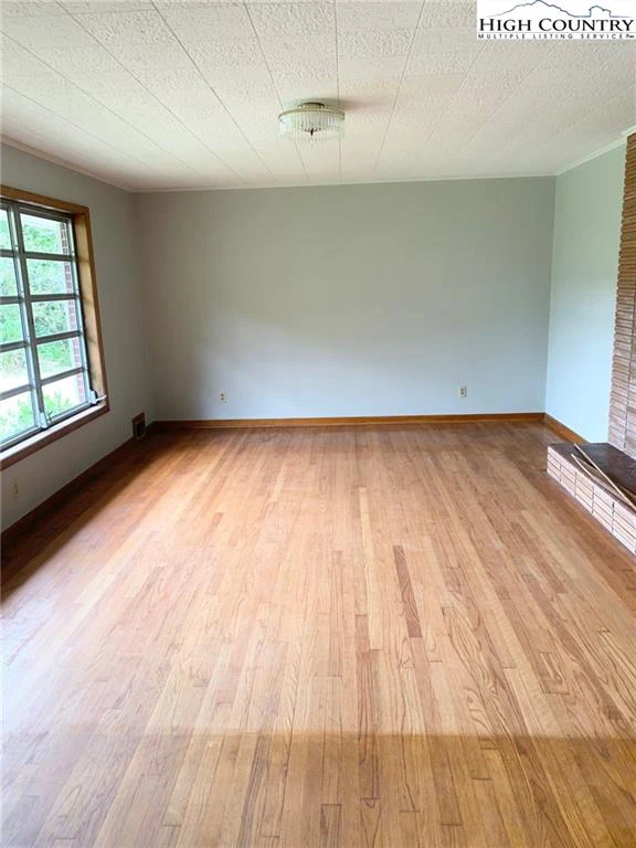 Image number 15 for the current listing