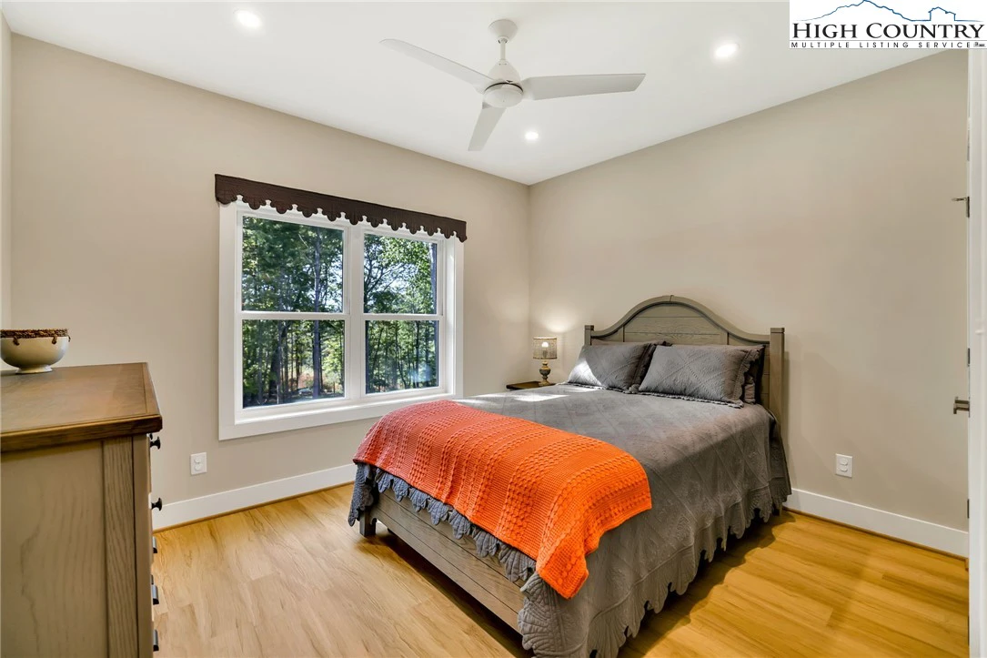 Image number 2 for the current listing