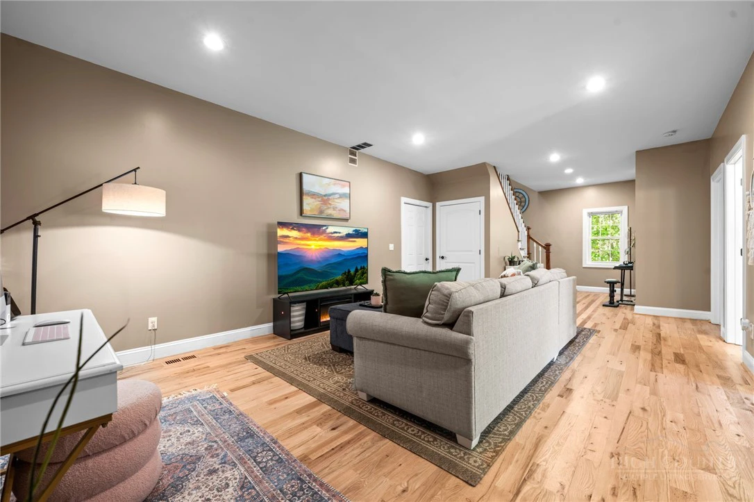 Image number 6 for the current listing