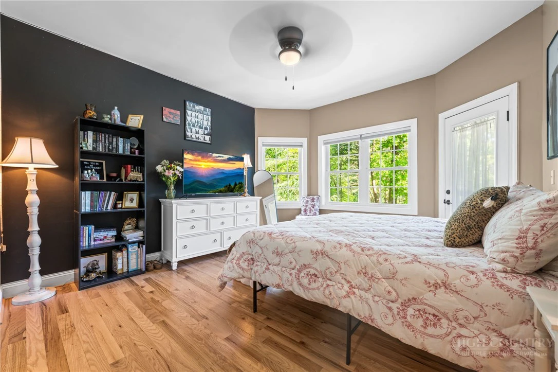 Image number 7 for the current listing