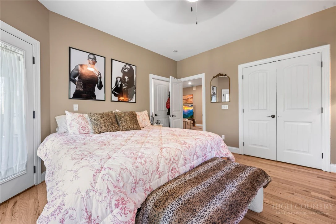 Image number 3 for the current listing