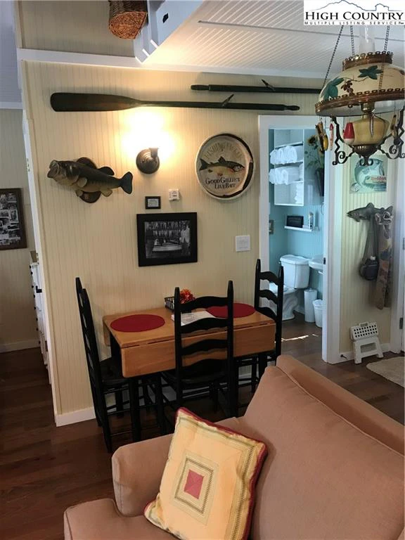Image number 11 for the current listing
