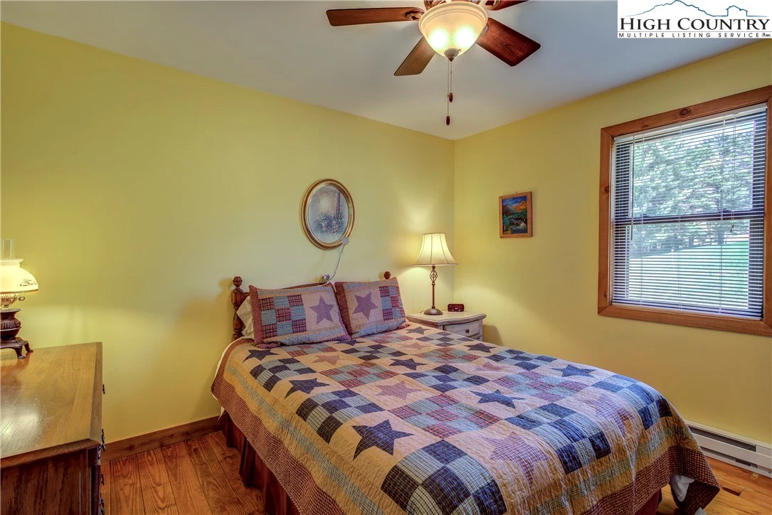 Image number 4 for the current listing