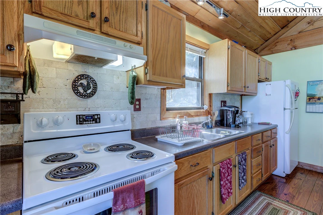 Image number 13 for the current listing