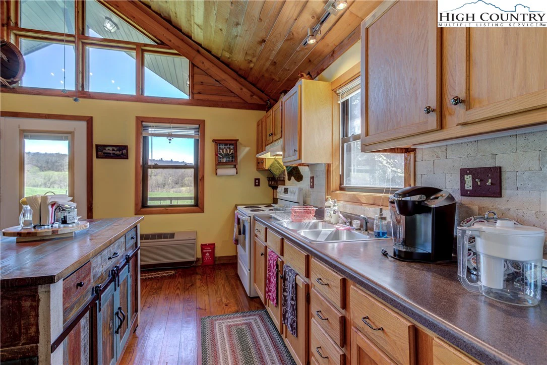 Image number 17 for the current listing