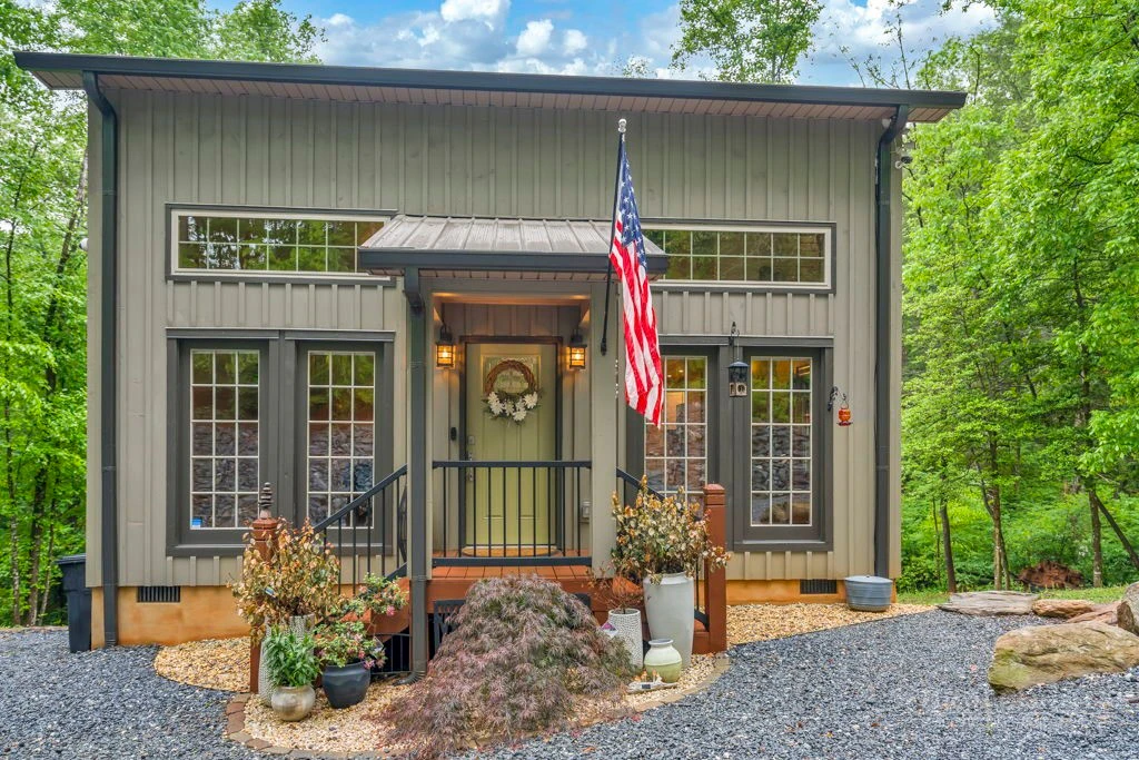 Image number 1 for the current listing