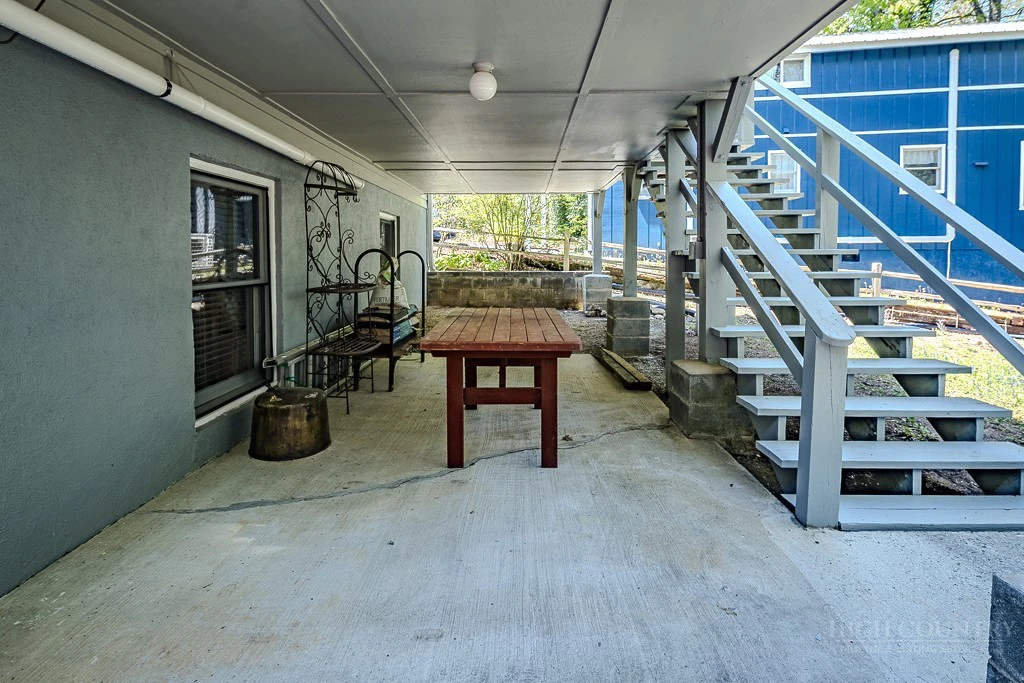 Image number 16 for the current listing