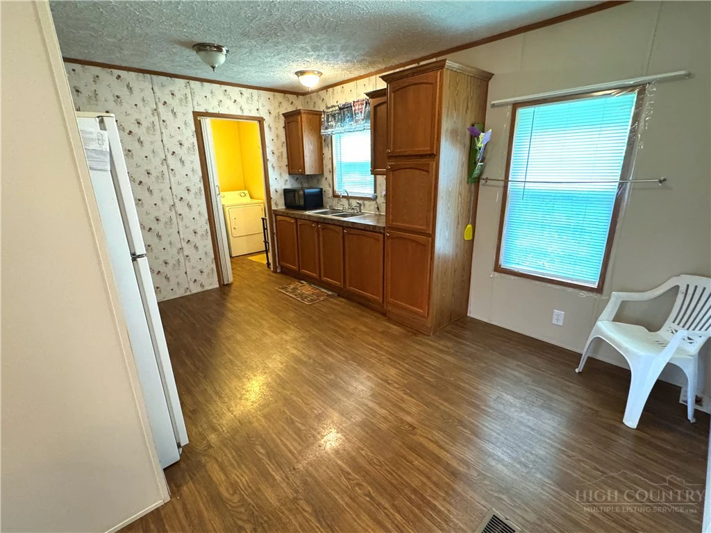 Image number 9 for the current listing