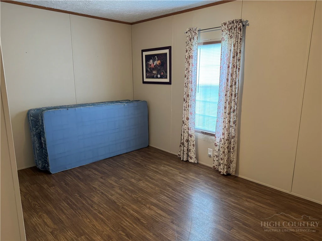 Image number 11 for the current listing
