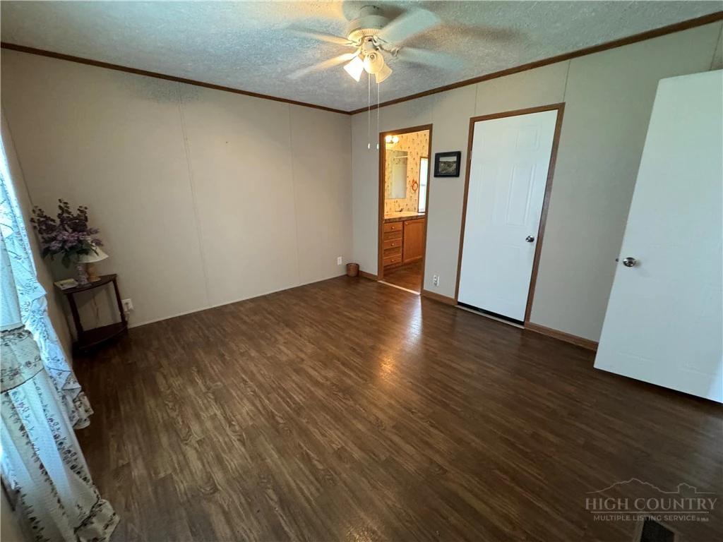 Image number 15 for the current listing