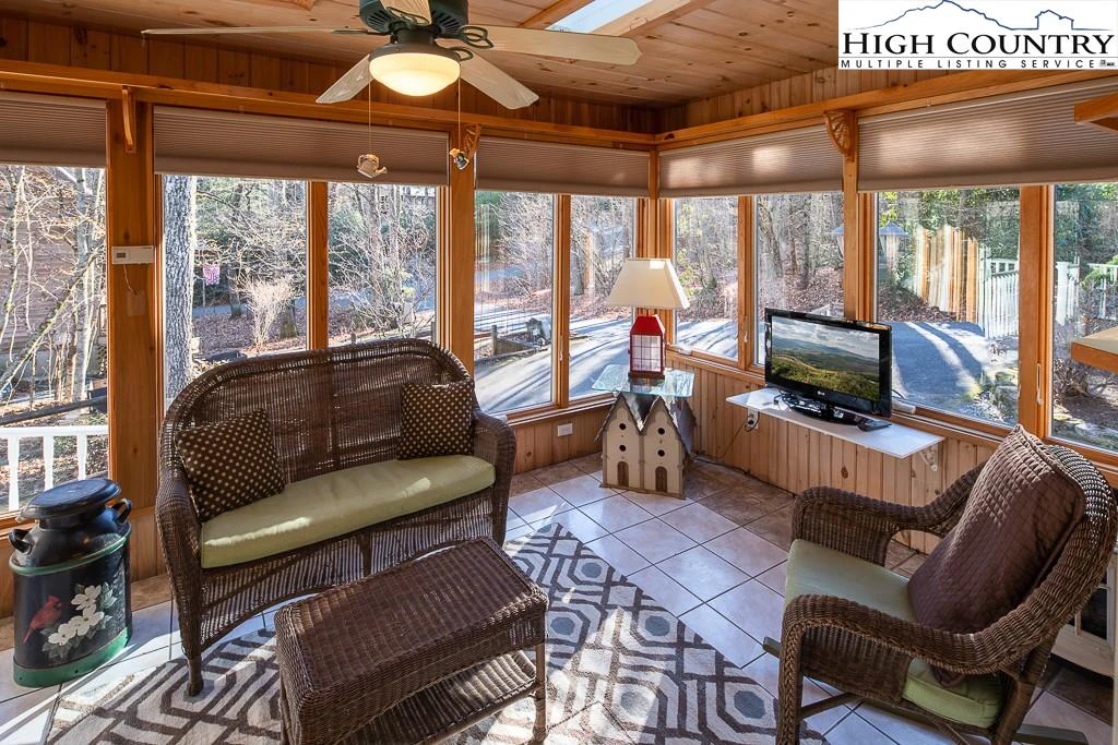 Image number 14 for the current listing